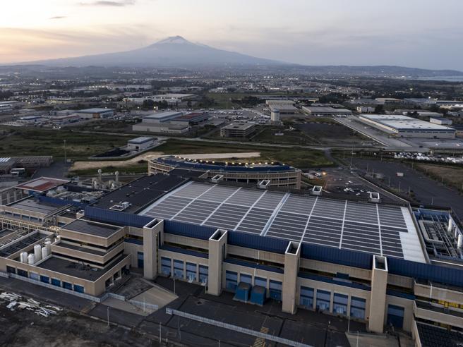 Enel svela la gigafactory di Catania: la più grande fabbrica di pannelli solari d’Europa.
