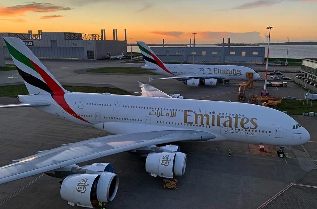 Emirates, decolla il primo Airbus A380 con un motore alimentato al 100% da SAF